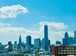 間近に望む新宿超高層ビル街をはじめ、彼方まで広がるドラマチックビューを堪能できます。