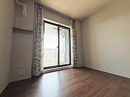 【5.5帖洋室】バルコニー付き、眺望と解放感が楽しめるお部屋です。