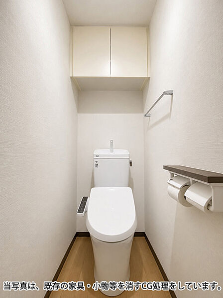 温水洗浄便座付きのトイレ。吊戸棚収納も備えています(家具消し加工をしております)