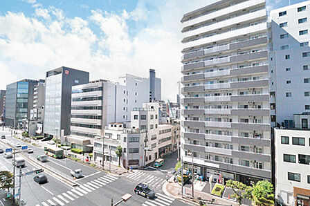バルコニーからは街並みを見渡せる眺望。圧迫感が少なく開放的な景色を楽しめます