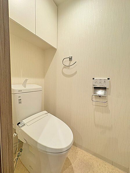 吊戸棚収納付きのトイレです。