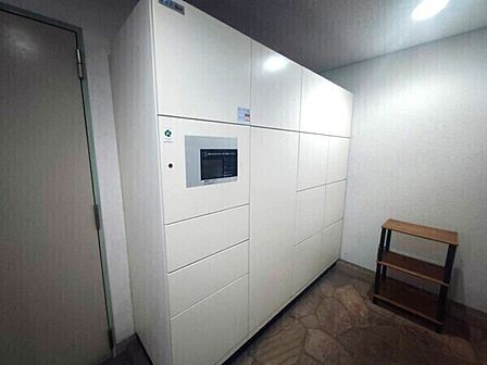宅配ボックスがあり、不在時も荷物の受取が可能。忙しい毎日の暮らしを快適にする、便利な共用設備です。【宅配ボックス】