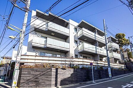 三菱地所レジデンス分譲、三菱地所ホーム施工、三菱地所コミュニティ管理。閑静な住宅街に位置しています。【現地外観写真】