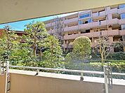 地上5階建の1階部分に位置しています。緑豊かな植栽を望みながら、リラックスタイムを過ごせそうです。【住戸からの眺望】