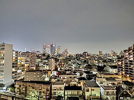 地上14階建の10階部分に位置し、眺望良好。遠くまで広がる、開放感のある景色をお楽しみいただけます。【住戸からの眺望写真】