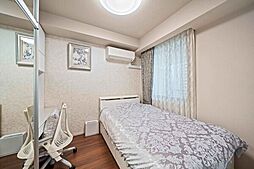 南東側洋室：バルコニーに面した明るい室内