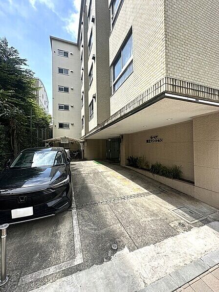 RC造地上6階建て2階部分。24時間ゴミ出し可能で、早朝や深夜など時間を気にせずゴミを処理できます。【エントランス】