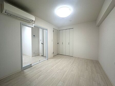 ダイニングキッチン隣接。掃除道具や日用品のストック、季節家電など様々な荷物をまとめて収納できます。【フリースペース/約6帖】