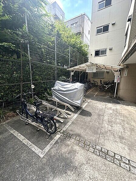 共用部には駐輪場が設置されています。通勤・通学・お買い物の際に、自転車を気軽に活用できる環境です。【駐輪場】
