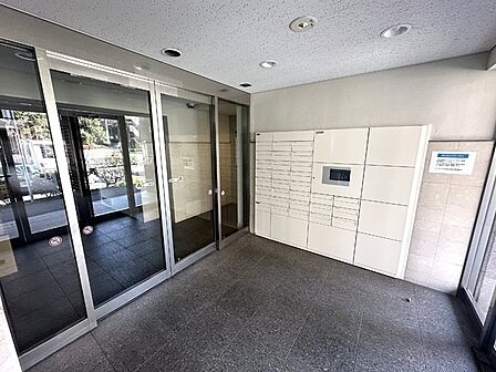 防犯面に配慮されたオートロック付き。不在時の荷受けに便利な宅配ボックスも設置されています。【風除室】