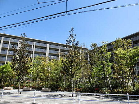 居住者専用シャトルバスやコンシェルジュサービスを備えた総戸数494戸の大規模レジデンス。