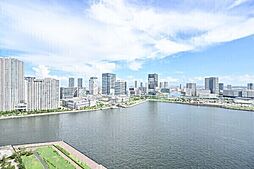 バルコニーから舞浜のテーマパークの花火も鑑賞可能(※天候による)。昼夜で違った景色が楽しめます。【住戸からの眺望】