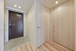 上品で明るい雰囲気の玄関。シューズインクローゼットが備わり、室内に持ち込みにくい物を収納可能です。【玄関】