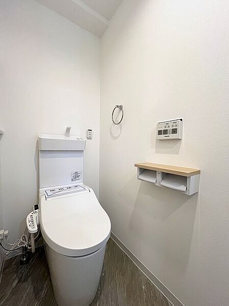 手洗い付きのトイレのため、使用後すぐに手を洗えて衛生的。温水洗浄便座付きで、寒い季節も快適です。【トイレ】