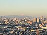 周辺：ビルや高層マンションが並ぶ都会的な景色。晴れた日には富士山を望みながら、リフレッシュできそうです。【住戸からの眺望】
