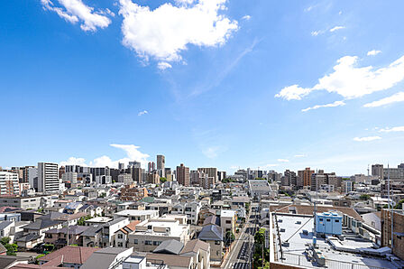 地上14階建の9階部分に位置し、眺望良好。晴れた日には、爽やかな青空と市街地を見渡せます。【住戸からの眺望写真(南側)】