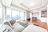 リビング/ダイニング：※販売対象に家具・調度品は含まれません。家具の配置がしやすい横長のLD。リビングとダイニングの自然なゾーニングが叶います。
