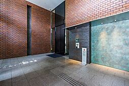 ダブルオートロックや24時間有人管理が採用された、防犯性の高い住まい。多彩な共用施設も魅力です。