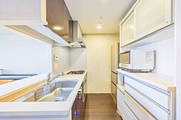 ※販売対象に家具・調度品は含まれません。キッチンは吊戸棚付き。背面にはカップボードを置けるスペースが設けられています。