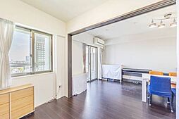 ※販売対象に家具・調度品は含まれません。LDKに隣接する洋室約4.5帖。引き戸を閉めて個室として活用することも可能です。