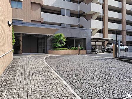 ■芝生の専用庭(30.08m2)付 × 80.04m2・3LDK住戸