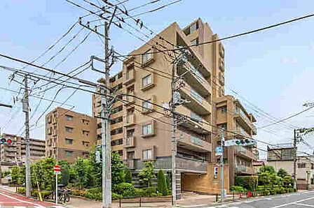 3路線が乗り入れる「小竹向原」駅まで徒歩13分の立地です。ペットの飼育が可能(飼育細則有り)。【現地外観写真】