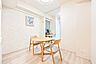 リビング/ダイニング：新築時オプション充実。ピクチャーレールに加え、LDはホワイトベージュ、洋室はグレーのエコカラット。