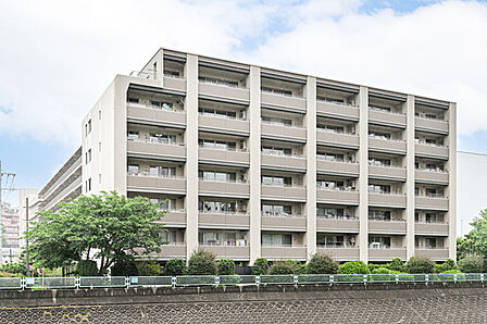 横浜市グリーンライン「高田」駅徒歩7分。そよら横浜高田まで約450m。便利な暮らしが叶う立地です。【現地外観写真】