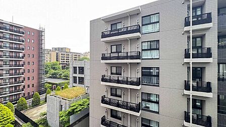 8階部分に所在、南西向きバルコニー付き住戸。実際の眺望や陽当りは、ぜひ現地にてお確かめください。【住戸からの眺望】