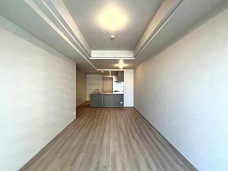 LDKは約17.7帖。LD部分には折り上げ天井が採用され、最大天井高は約2.7m確保されています。【LDK】