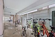 雨から自転車を守る屋根付きの駐輪場が設置されています。自転車を利用でき、行動範囲も広がりそうです。【駐輪場】