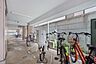 その他：雨から自転車を守る屋根付きの駐輪場が設置されています。自転車を利用でき、行動範囲も広がりそうです。【駐輪場】