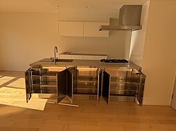 システムキッチン下部の収納スペース。背面には吊戸棚やカウンターが備わり、作業スペースが整います。【LDK】