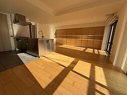 折上げ天井が施されたLDK。壁面に備付けの可動式の棚板は、収納や飾り棚など様々な用途に活用できます。【LDK】