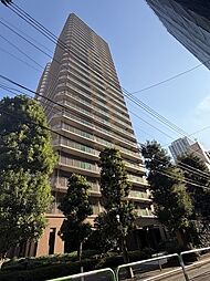 RC造地上28階地下1階建8階部分、山手線内側という好立地。商業施設に近く生活に便利なエリアです。【現地外観】