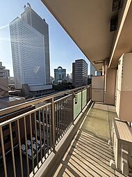 高層マンションやビルが建ち並ぶ都会的な街並み。昼と夜で違った雰囲気の景色が楽しめそうです。【住戸からの眺望】