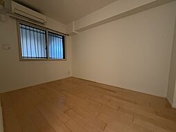 約6.0帖の洋室。クローゼットが設けられ、衣類や小物類などを収納し、空間を有効活用できます。【洋室】