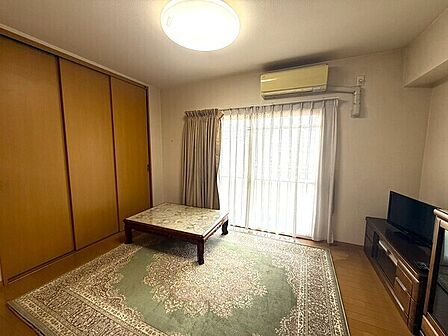 ※販売対象に家具・調度品は含まれません。洋室は南東向きバルコニーに面し、陽当り良好。壁一面に収納スペースが備わっています。