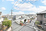 周辺：周辺は第一種低層住居専用地域内の閑静な住宅街です。晴れた日には、気持ち良い青空が望めます。【住戸からの眺望】