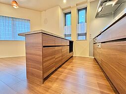 食卓としても利用可能なカウンター収納