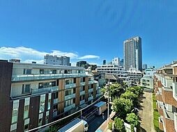 晴れた日にはリビングダイニングから青空を望めます。