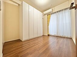 造作収納付きの収納力の高い約5.2帖の洋室。バルコニーへの出入りも可能です。