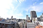 北西向きのバルコニー。高い建物が近接しておらず、開放的な空と都会のビル群の景色が広がります。【住戸からの眺望】
