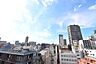 周辺：北西向きのバルコニー。高い建物が近接しておらず、開放的な空と都会のビル群の景色が広がります。【住戸からの眺望】