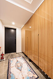 ※販売対象に家具・調度品は含まれません。下足入れは収納力のある天井高サイズ。ご家族分の履物がすっきりと収納できます。