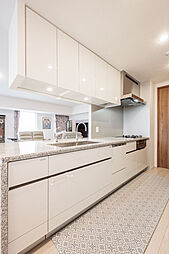 ※販売対象に家具・調度品は含まれません。食器洗浄乾燥機・ディスポーザー搭載。廊下からも直接出入りでき、家事動線良好です。