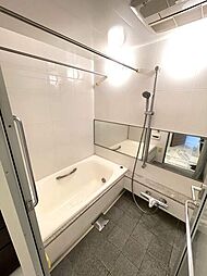 一日の疲れを癒す浴室は1418サイズ。シャワーヘッドはスライドバーで、お好きな高さに調節ができます。【浴室】