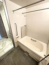 追い焚き機能でいつでも快適なバスタイムを楽しめます。天候を気にせずに洗濯物を乾かせる浴室乾燥機付き。【浴室】