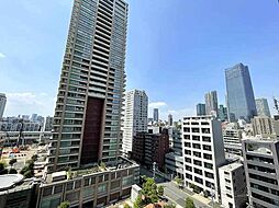 陽当り、眺望良好。都心立地につき、都会的な街並みが広がります。昼夜それぞれ異なる眺望が愉しめます。【住戸からの眺望】