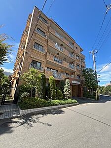 外観:落ち着いた住宅街に佇む、重厚感のある外観です。 外観:落ち着いた住宅街に佇む、重厚感のある外観です。